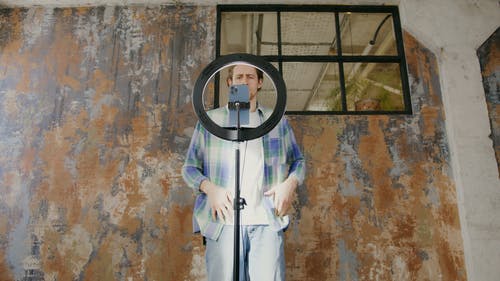 有关室内, 智慧手机, 朋友的免费素材视频