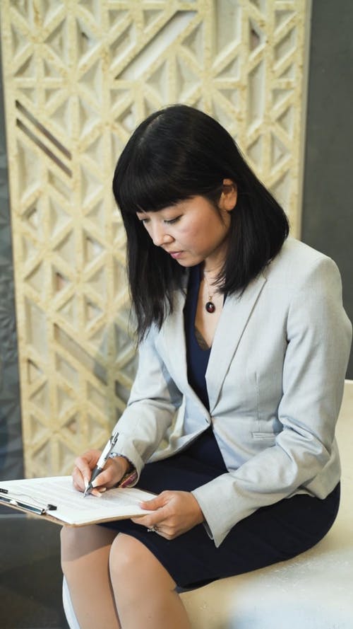 有关上班服, 坐, 垂直视频的免费素材视频