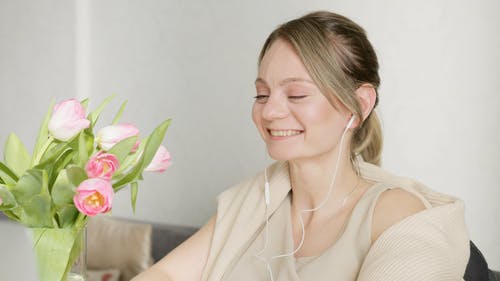 有关听音乐, 在家, 坐的免费素材视频