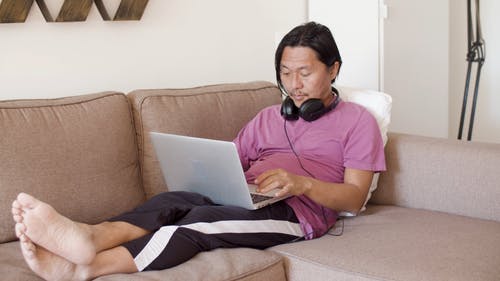 有关3C用品, 人, 在家的免费素材视频