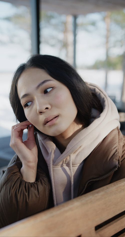 有关听音乐, 坐, 垂直视频的免费素材视频