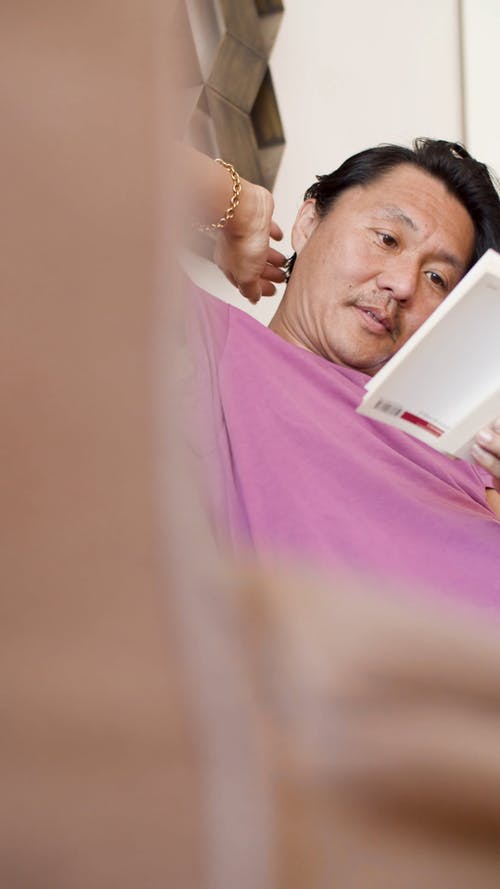 有关人, 低角度拍摄, 修理头发的免费素材视频