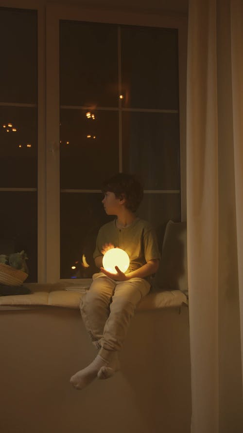 有关坐, 垂直视频, 小男孩的免费素材视频