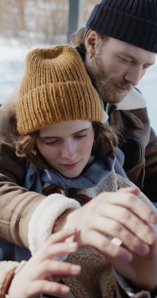 有关一对, 人, 保暖的衣物的免费素材视频