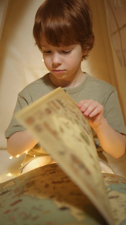 有关儿童, 在地上, 坐的免费素材视频