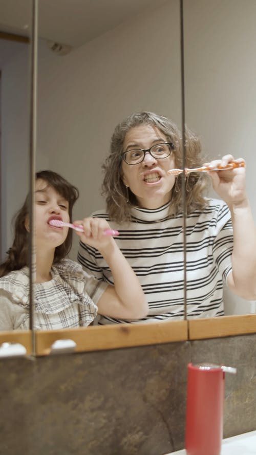 有关个人卫生, 反射, 在家的免费素材视频