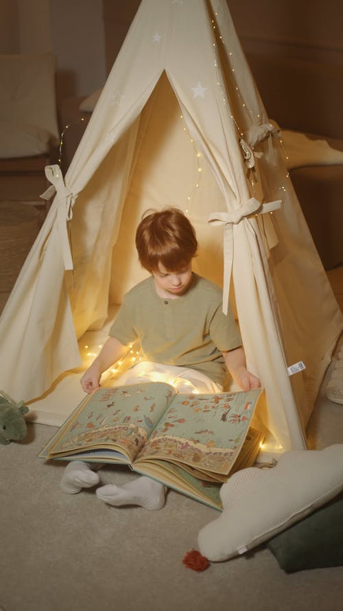 有关儿童, 在地上, 坐的免费素材视频