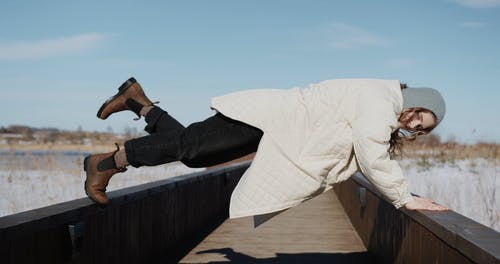 有关伸展, 保暖的衣物, 假期的免费素材视频