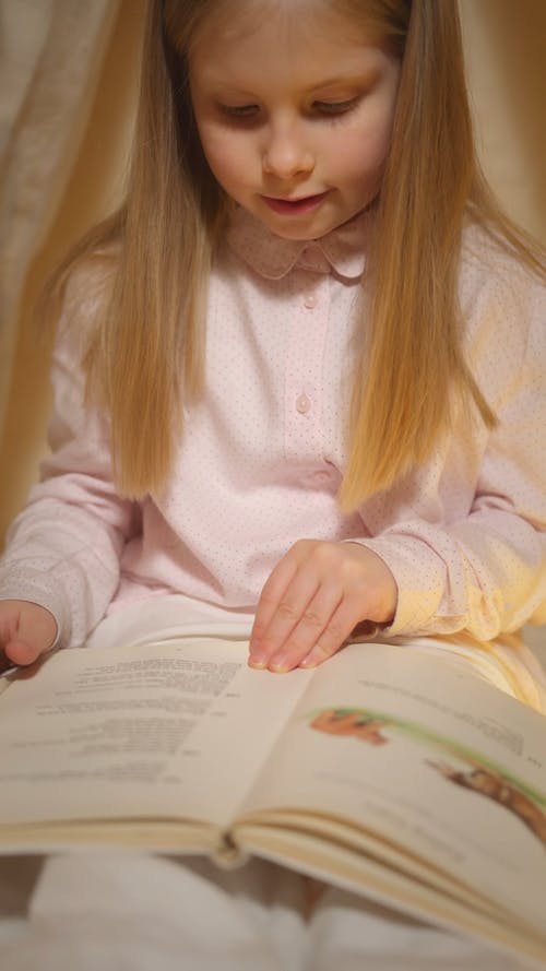 有关儿童图书, 光, 在家的免费素材视频