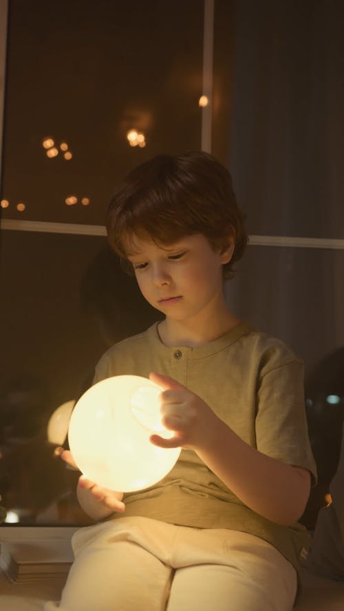 有关坐, 垂直视频, 小孩的免费素材视频