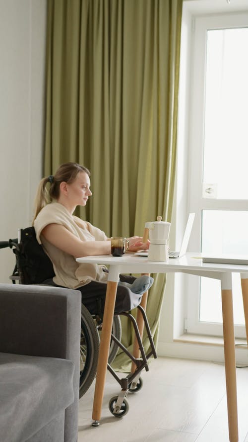 有关咖啡壶, 在家, 坐的免费素材视频