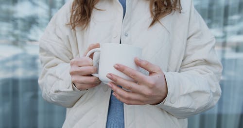 有关冬季夹克, 咖啡, 咖啡色头发的女人的免费素材视频