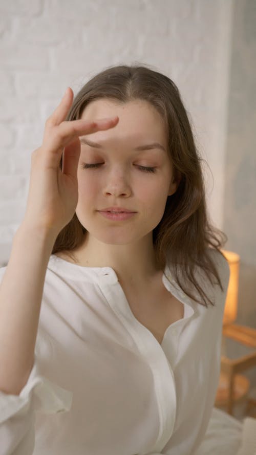 有关垂直视频, 年轻女子, 摆姿势的免费素材视频