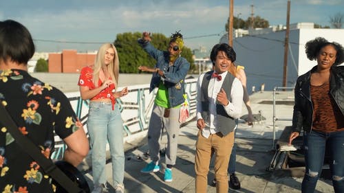 有关中空装, 举起手臂, 享受的免费素材视频