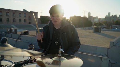 有关人, 太阳眩光, 屋顶的免费素材视频