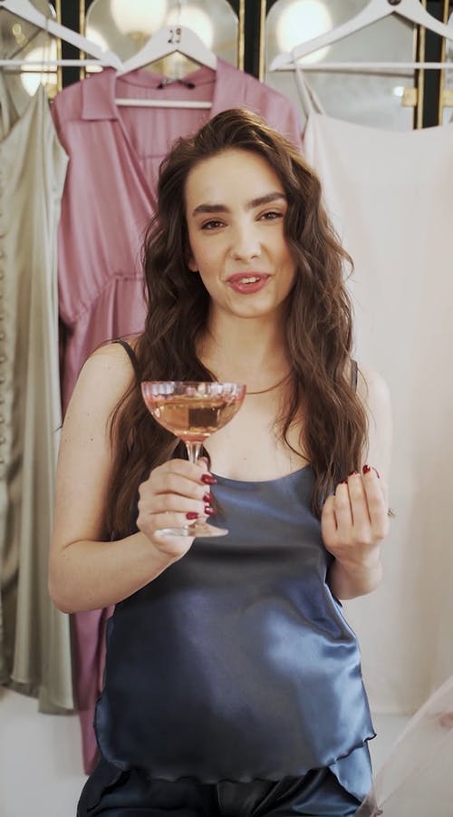 有关上吊, 垂直视频, 女人的免费素材视频