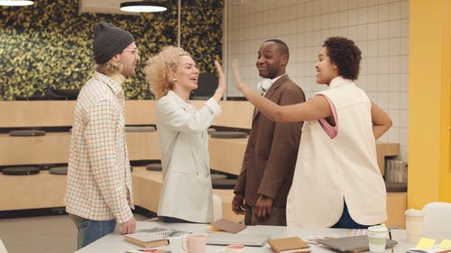 有关（顶部有小羊毛球的）羊毛帽子, 4k, 乱堆的免费素材视频