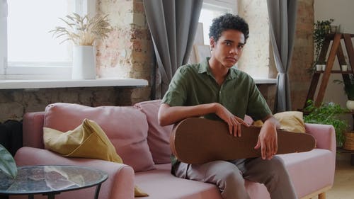 有关严肃, 在家, 坐的免费素材视频