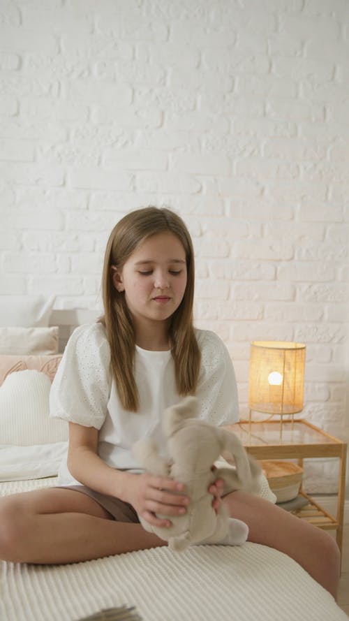 有关坐, 垂直视频, 填充玩具的免费素材视频