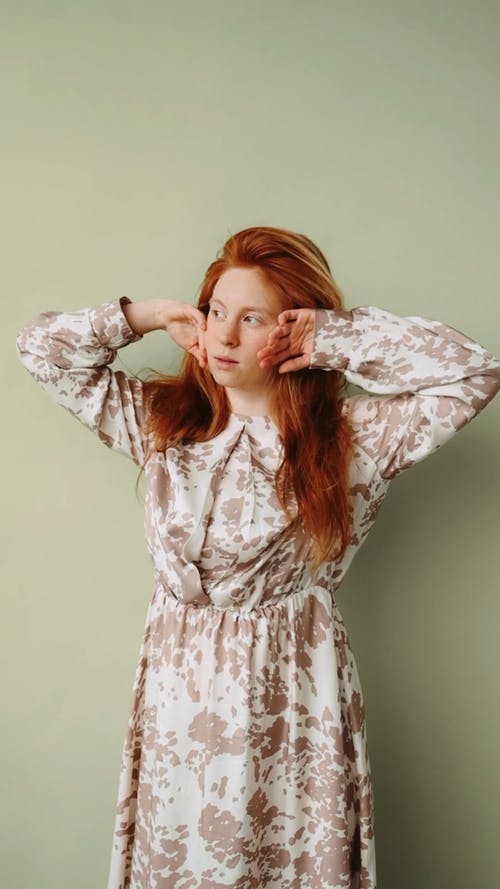 有关休闲装, 垂直视频, 工作室拍摄的免费素材视频