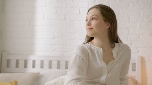 有关休息, 咖啡色头发的女人, 在家的免费素材视频