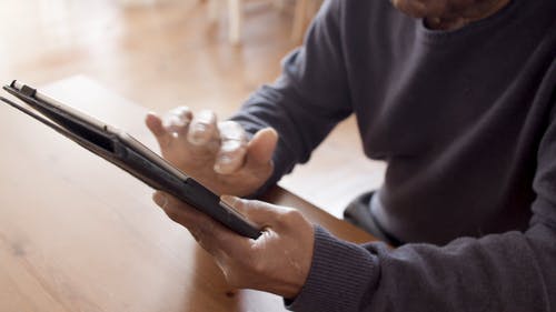 有关3C用品, 人, 使用平板电脑的免费素材视频