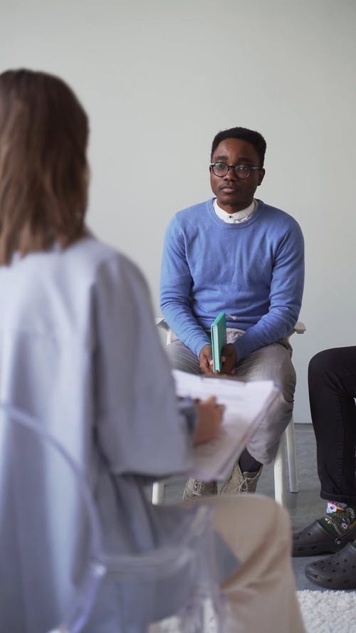 有关伸出援手, 参赞, 坐的免费素材视频