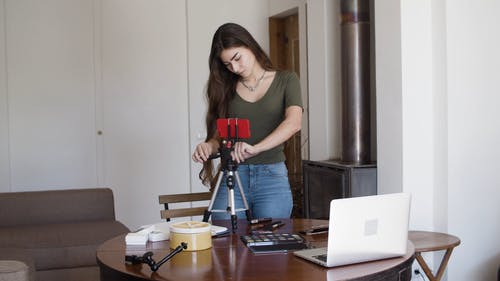 有关三脚架, 在家工作, 女人的免费素材视频