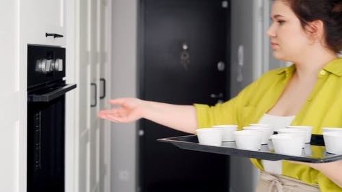 有关人, 女人, 室内的免费素材视频