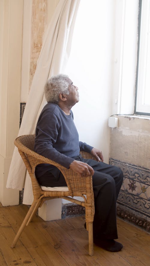 有关人, 单人沙发, 坐的免费素材视频