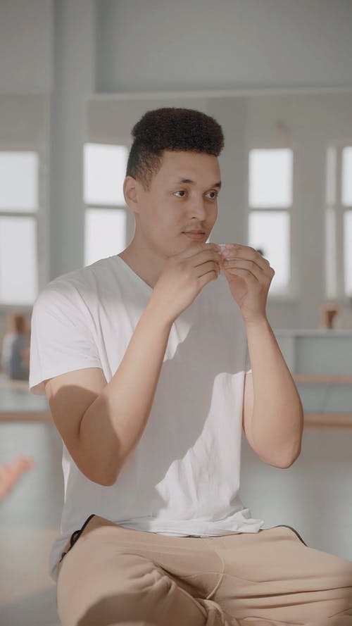 有关人, 喝, 坐的免费素材视频