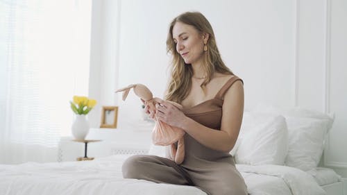 有关填充玩具, 女人, 娃娃的免费素材视频