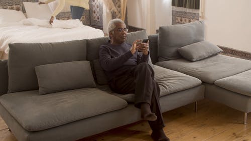 有关3C用品, 人, 伸出援手的免费素材视频