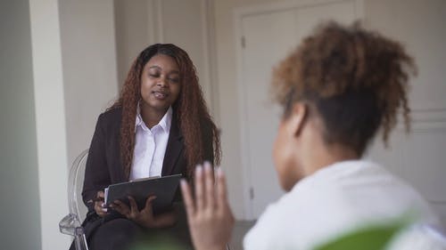 有关伸出援手, 参赞, 女人的支持的免费素材视频