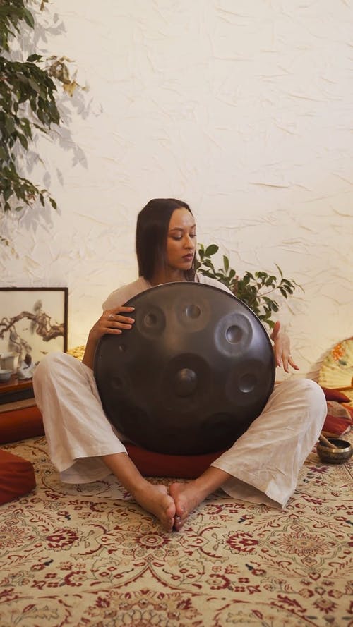 有关handpan, 在地上, 坐的免费素材视频