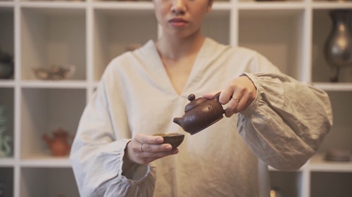 有关倾注,女人,小的免费素材视频