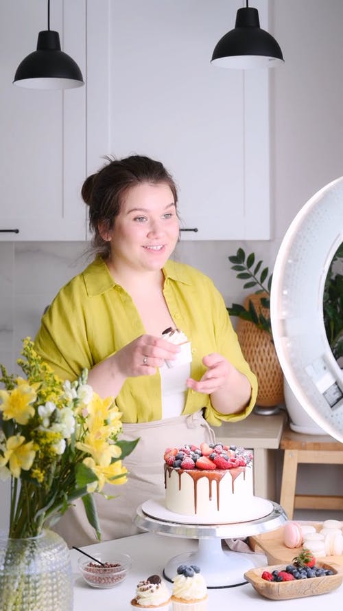 有关3C用品, 人, 厨房的桌子的免费素材视频