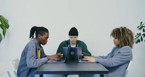 有关3C用品, 坐, 多样化的免费素材视频