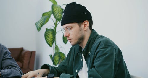 有关（顶部有小羊毛球的）羊毛帽子, 人, 室内植物的免费素材视频