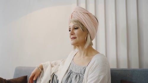 有关女人, 家, 沙发的免费素材视频