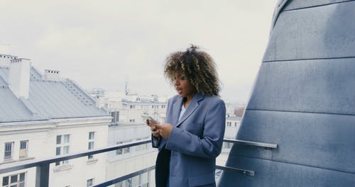 有关多风, 天空, 女人的免费素材视频