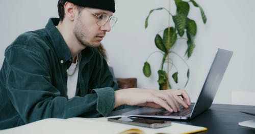 有关（顶部有小羊毛球的）羊毛帽子, 上网, 互联网的免费素材视频