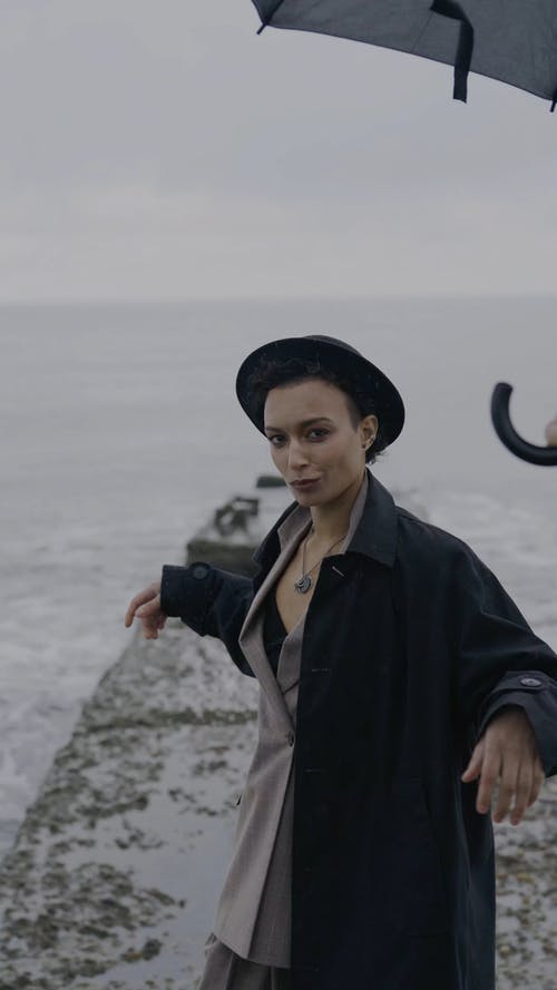 有关垂直视频, 大衣, 女人的免费素材视频