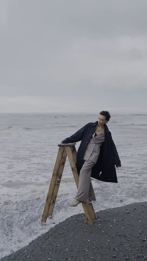 有关@户外, 坐, 垂直视频的免费素材视频