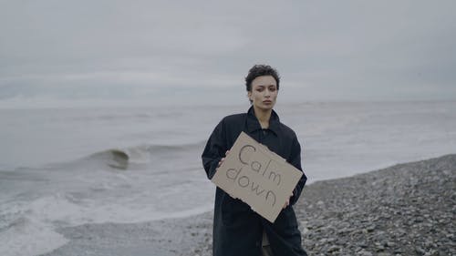 有关女人, 户外, 招手的免费素材视频