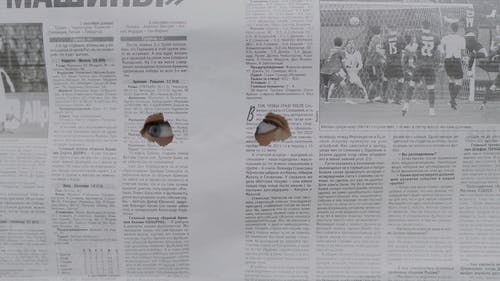 有关偷看, 报纸, 洞的免费素材视频