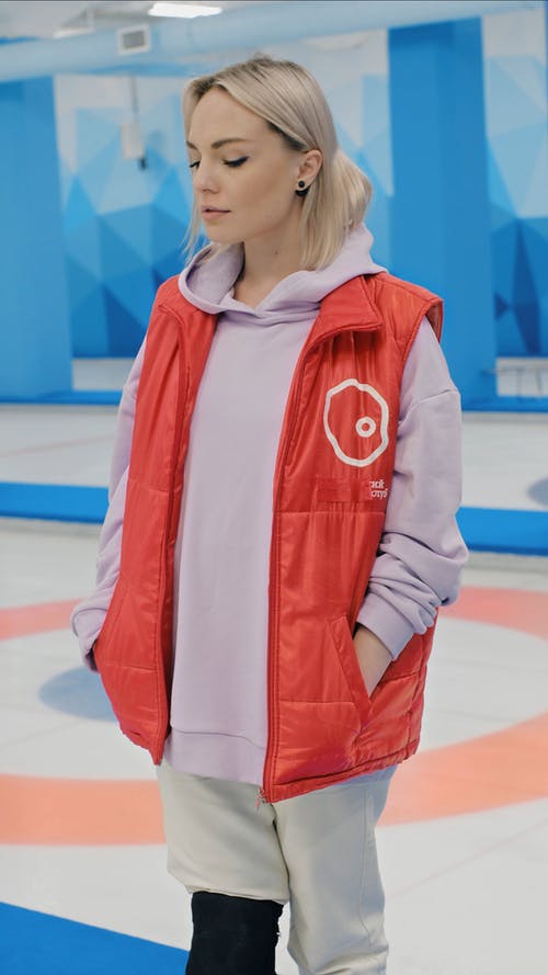 有关冰壶运动, 制服, 垂直视频的免费素材视频