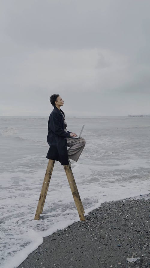 有关坐, 垂直视频, 多风的免费素材视频