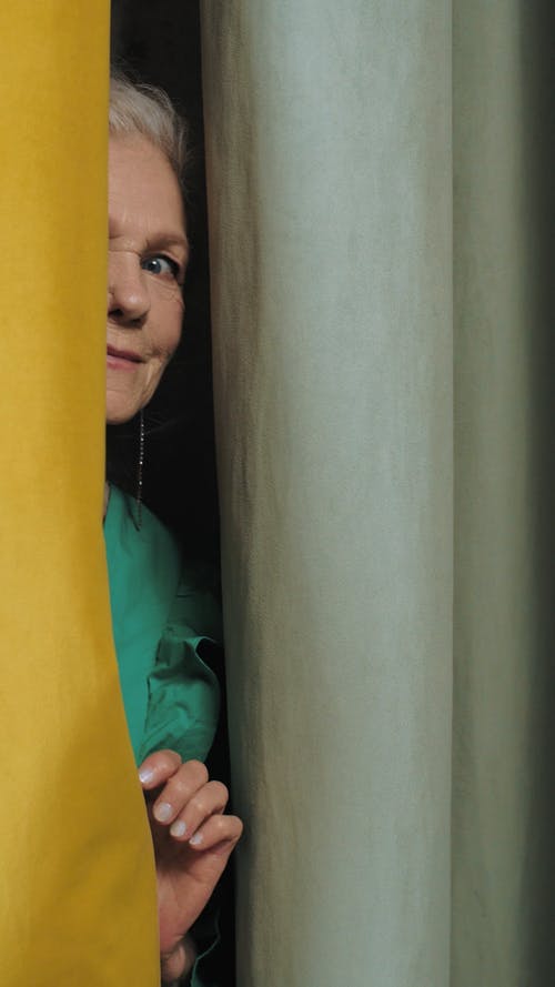 有关偷看, 垂直视频, 女人的免费素材视频