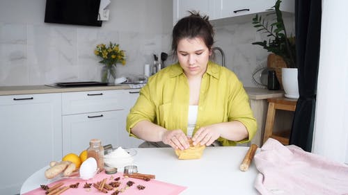 有关刀, 厨柜, 围裙的免费素材视频